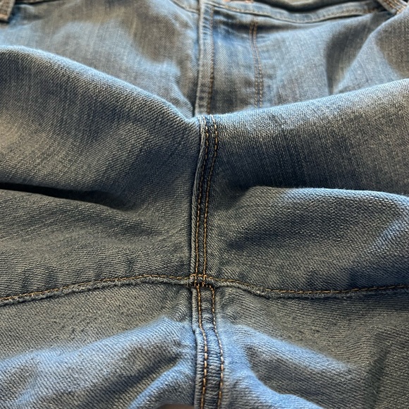 Old Navy Distressed “Curvy Profile” Jeans Size 18 - Picture 6 of 10